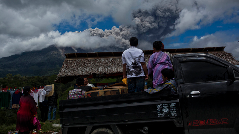 Illustration for article titled Rocks rain over Sumatra as terrible volcano keeps erupting